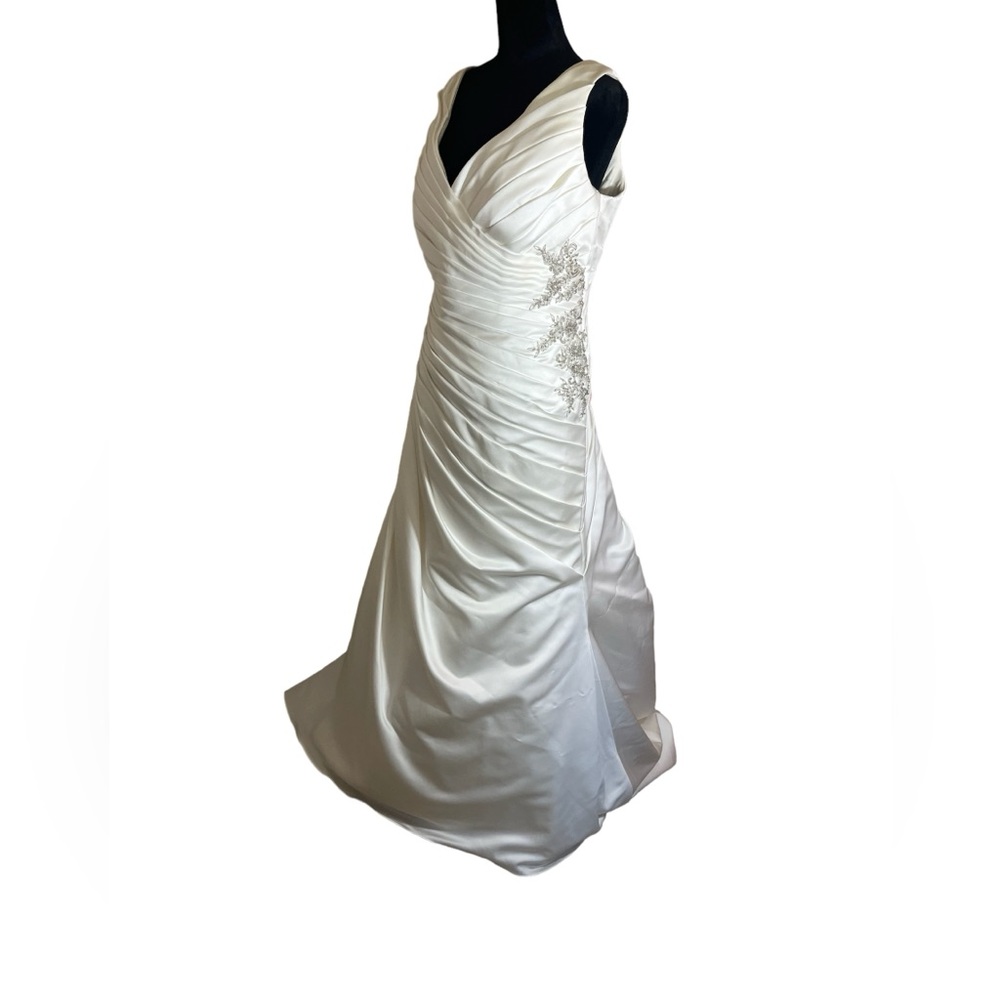 NWT David’s Bridal Ivory Satin V-N Wedding Gown Floral Appliqué on Side Size 16W - Picture 13 of 15